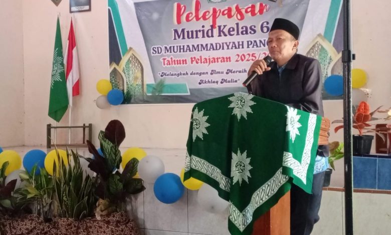 Perwakilan Dikdasmen PCM Pekajangan Imam Rosyadi memberikan sambutan mengenai pendidikan karakter anak saat pelepasan siswa SD Muhammadiyah Pangkah.