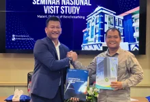 Ketua Prodi Penjas UMPP Dr. M. Riski Adi Wijaya dan Ketua Prodi Penjas UM Jember Ahmad Sulaiman bersalaman memegang dokumen kerja sama IoA saat visit studi.
