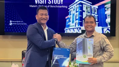 Ketua Prodi Penjas UMPP Dr. M. Riski Adi Wijaya dan Ketua Prodi Penjas UM Jember Ahmad Sulaiman bersalaman memegang dokumen kerja sama IoA saat visit studi.