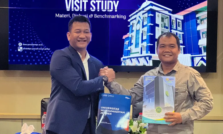 Ketua Prodi Penjas UMPP Dr. M. Riski Adi Wijaya dan Ketua Prodi Penjas UM Jember Ahmad Sulaiman bersalaman memegang dokumen kerja sama IoA saat visit studi.