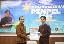 Penyerahan sertifikat penghargaan oleh perwakilan dosen UMS berbaju batik cokelat kepada narasumber Rian Fahardhi Risyad S.Sos yang mengenakan baju koko cokelat tua. Di latar belakang terdapat spanduk besar berwarna biru bertuliskan Seminar Nasional PIMPEL 2026 HMP PTI UMS.