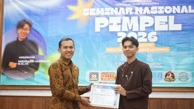 Penyerahan sertifikat penghargaan oleh perwakilan dosen UMS berbaju batik cokelat kepada narasumber Rian Fahardhi Risyad S.Sos yang mengenakan baju koko cokelat tua. Di latar belakang terdapat spanduk besar berwarna biru bertuliskan Seminar Nasional PIMPEL 2026 HMP PTI UMS.