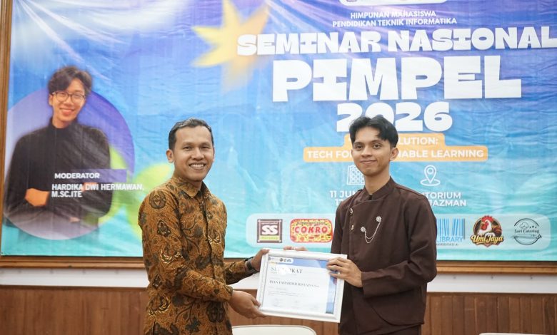 Penyerahan sertifikat penghargaan oleh perwakilan dosen UMS berbaju batik cokelat kepada narasumber Rian Fahardhi Risyad S.Sos yang mengenakan baju koko cokelat tua. Di latar belakang terdapat spanduk besar berwarna biru bertuliskan Seminar Nasional PIMPEL 2026 HMP PTI UMS.