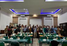Foto bersama puluhan kader dan utusan PCM se-Kabupaten Temanggung yang mengepalkan tangan dalam rapat koordinasi pembentukan Jamaah Tani Muhammadiyah JATAM di Aula PDM Temanggung.