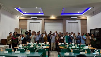 Foto bersama puluhan kader dan utusan PCM se-Kabupaten Temanggung yang mengepalkan tangan dalam rapat koordinasi pembentukan Jamaah Tani Muhammadiyah JATAM di Aula PDM Temanggung.
