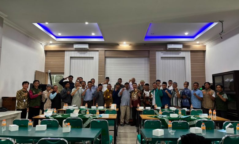 Foto bersama puluhan kader dan utusan PCM se-Kabupaten Temanggung yang mengepalkan tangan dalam rapat koordinasi pembentukan Jamaah Tani Muhammadiyah JATAM di Aula PDM Temanggung.