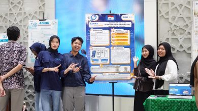Lima orang mahasiswa Teknik Informatika UMS berdiri tersenyum sambil berpose di depan poster infografis proyek inovasi teknologi mereka berjudul Lost and Found di Hall Gedung Induk Siti Walidah.