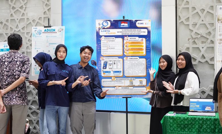Lima orang mahasiswa Teknik Informatika UMS berdiri tersenyum sambil berpose di depan poster infografis proyek inovasi teknologi mereka berjudul Lost and Found di Hall Gedung Induk Siti Walidah.