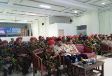 Puluhan anggota KOKAM berseragam loreng dan baret merah duduk khidmat mendengarkan materi kelas dalam rangkaian Diklatsar KOKAM Kabupaten Pekalongan di dalam aula.