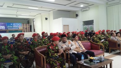 Puluhan anggota KOKAM berseragam loreng dan baret merah duduk khidmat mendengarkan materi kelas dalam rangkaian Diklatsar KOKAM Kabupaten Pekalongan di dalam aula.