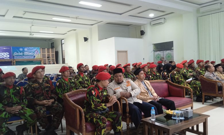 Puluhan anggota KOKAM berseragam loreng dan baret merah duduk khidmat mendengarkan materi kelas dalam rangkaian Diklatsar KOKAM Kabupaten Pekalongan di dalam aula.