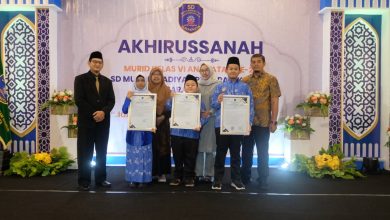 Tiga murid berprestasi didampingi guru dan kepala sekolah berdiri di atas panggung sambil memegang piagam penghargaan besar dalam acara Akhirussanah SD Muhammadiyah PK Kottabarat Solo.