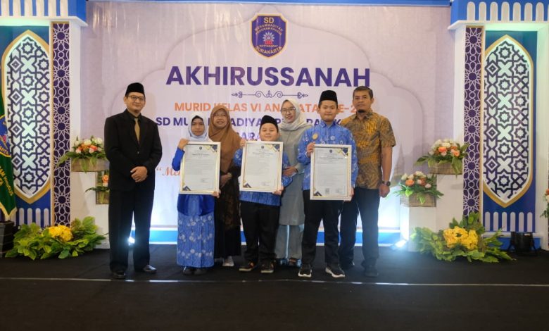 Tiga murid berprestasi didampingi guru dan kepala sekolah berdiri di atas panggung sambil memegang piagam penghargaan besar dalam acara Akhirussanah SD Muhammadiyah PK Kottabarat Solo.