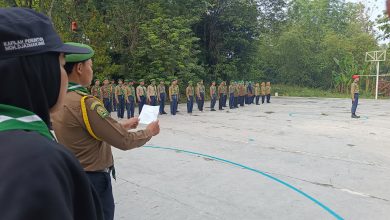 Instruktur dari Kafilah Penuntun Moh. Djazman UMS membacakan draf instruksi di depan barisan puluhan peserta upacara Diklat DSD Hizbul Wathan Kwarda Boyolali di lapangan terbuka.