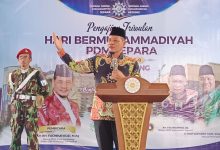 Dr. KH. Fachrur Rozi, M.Ag. memberikan ceramah di podium Pengajian Triwulan PDM Jepara, membahas kesejahteraan guru Muhammadiyah.