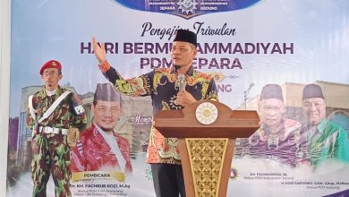 Dr. KH. Fachrur Rozi, M.Ag. memberikan ceramah di podium Pengajian Triwulan PDM Jepara, membahas kesejahteraan guru Muhammadiyah.