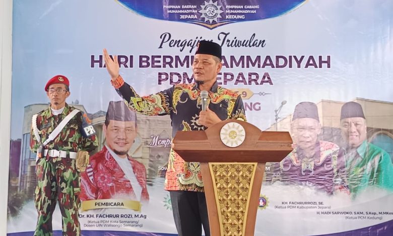 Dr. KH. Fachrur Rozi, M.Ag. memberikan ceramah di podium Pengajian Triwulan PDM Jepara, membahas kesejahteraan guru Muhammadiyah.