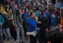 Aksi demonstrasi mahasiswa Aliansi BEM Banyumas Raya di Purwokerto dipimpin koordinator lapangan berjas almamater biru yang memegang pengeras suara di tengah kerumunan massa.
