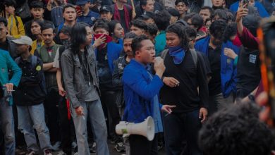Aksi demonstrasi mahasiswa Aliansi BEM Banyumas Raya di Purwokerto dipimpin koordinator lapangan berjas almamater biru yang memegang pengeras suara di tengah kerumunan massa.