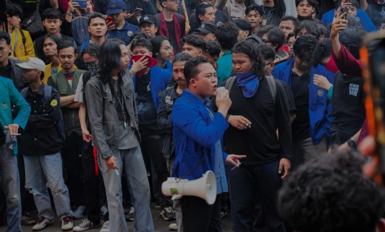 Aksi demonstrasi mahasiswa Aliansi BEM Banyumas Raya di Purwokerto dipimpin koordinator lapangan berjas almamater biru yang memegang pengeras suara di tengah kerumunan massa.