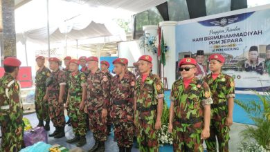 Personel Kokam Muhammadiyah Jepara berbaris rapi mendengarkan arahan komandan saat pengamanan Pengajian Triwulan PDM Jepara di Sowan Kidul Kedung.