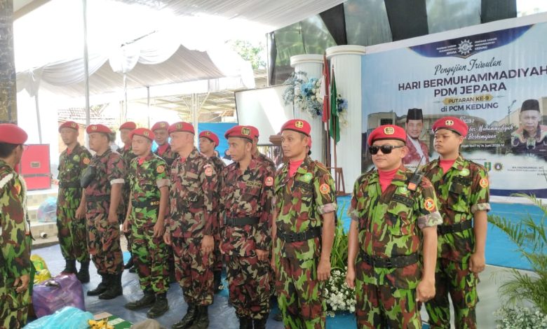 Personel Kokam Muhammadiyah Jepara berbaris rapi mendengarkan arahan komandan saat pengamanan Pengajian Triwulan PDM Jepara di Sowan Kidul Kedung.