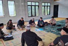 Suasana bimbingan teknis SATUMU oleh AMM Kandangan di dalam Masjid Nurul Iman Punduhan dengan peserta duduk lesehan menggunakan laptop.
