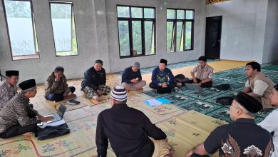 Suasana bimbingan teknis SATUMU oleh AMM Kandangan di dalam Masjid Nurul Iman Punduhan dengan peserta duduk lesehan menggunakan laptop.