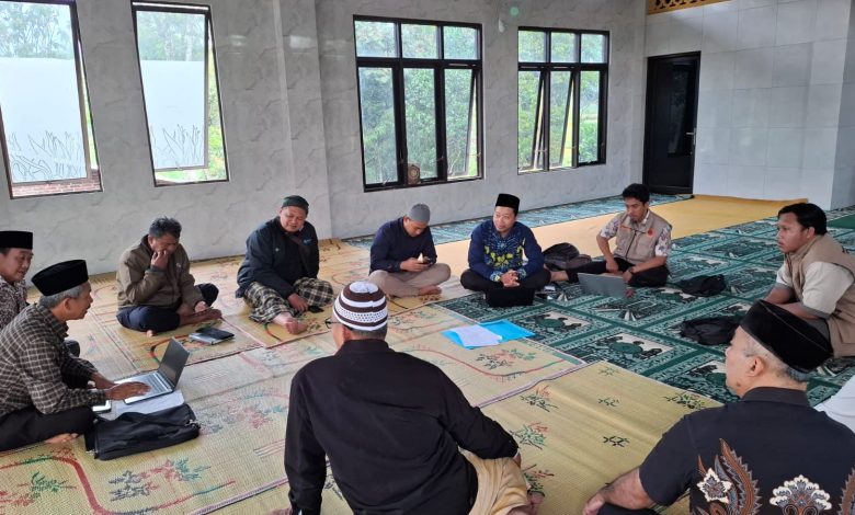 Suasana bimbingan teknis SATUMU oleh AMM Kandangan di dalam Masjid Nurul Iman Punduhan dengan peserta duduk lesehan menggunakan laptop.