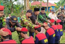 Prosesi pembaretan peserta DIKLATSAR KOKAM Kabupaten Pekalongan oleh para instruktur dan tokoh masyarakat di lapangan terbuka.