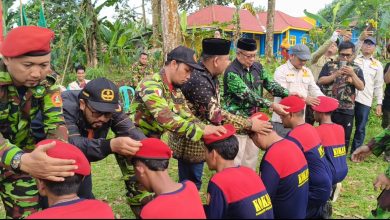 Prosesi pembaretan peserta DIKLATSAR KOKAM Kabupaten Pekalongan oleh para instruktur dan tokoh masyarakat di lapangan terbuka.