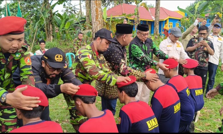 Prosesi pembaretan peserta DIKLATSAR KOKAM Kabupaten Pekalongan oleh para instruktur dan tokoh masyarakat di lapangan terbuka.