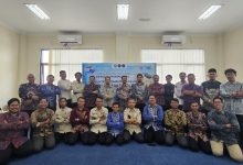Puluhan peserta pria dan instruktur Workshop Bahasa Arab Ma'had Al Imam Malik UMP berfoto bersama di dalam ruang kelas Asrama Unggulan.