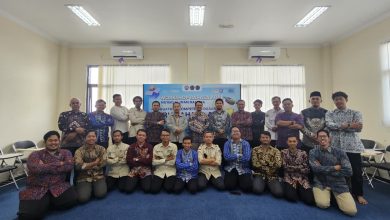 Puluhan peserta pria dan instruktur Workshop Bahasa Arab Ma'had Al Imam Malik UMP berfoto bersama di dalam ruang kelas Asrama Unggulan.