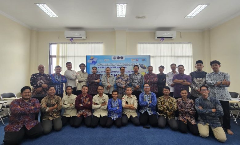 Puluhan peserta pria dan instruktur Workshop Bahasa Arab Ma'had Al Imam Malik UMP berfoto bersama di dalam ruang kelas Asrama Unggulan.