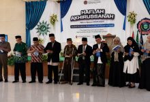 Mudir PonpesMu Manafi'ul 'Ulum beserta jajaran tokoh Muhammadiyah meluncurkan dua buku dakwah terbaru pada acara Haflah Akhirussanah di Boyolali.