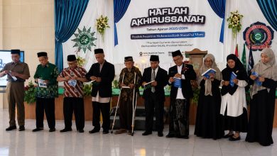 Mudir PonpesMu Manafi'ul 'Ulum beserta jajaran tokoh Muhammadiyah meluncurkan dua buku dakwah terbaru pada acara Haflah Akhirussanah di Boyolali.