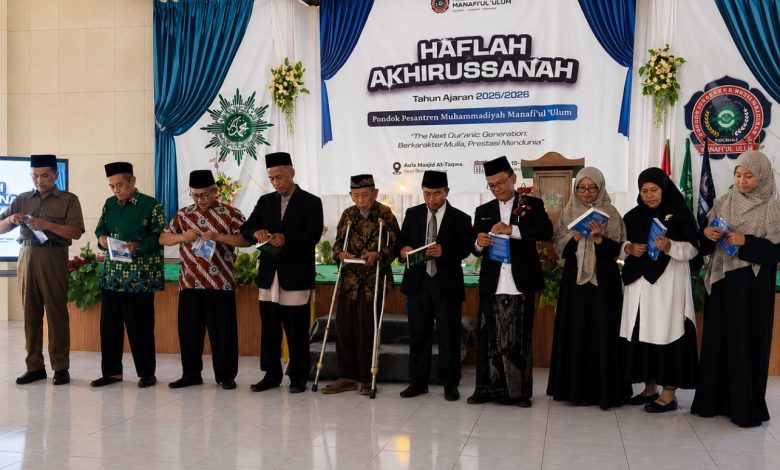 Mudir PonpesMu Manafi'ul 'Ulum beserta jajaran tokoh Muhammadiyah meluncurkan dua buku dakwah terbaru pada acara Haflah Akhirussanah di Boyolali.