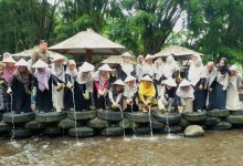 atusan kader perempuan Nasyiatul Aisyiyah Jateng bersama Nawal Yasin menuangkan cairan eco enzyme dari bambu ke aliran air Sendang Senjoyo Kabupaten Semarang.