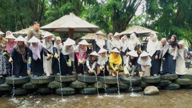 atusan kader perempuan Nasyiatul Aisyiyah Jateng bersama Nawal Yasin menuangkan cairan eco enzyme dari bambu ke aliran air Sendang Senjoyo Kabupaten Semarang.