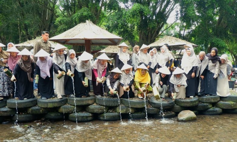 atusan kader perempuan Nasyiatul Aisyiyah Jateng bersama Nawal Yasin menuangkan cairan eco enzyme dari bambu ke aliran air Sendang Senjoyo Kabupaten Semarang.