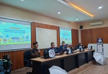 Suasana talkshow MPAI UMS di ruang amphitheater dengan pembicara memegang mik di meja depan dan slide presentasi bertuliskan "S2 Tanpa Beban".