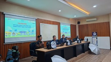 Suasana talkshow MPAI UMS di ruang amphitheater dengan pembicara memegang mik di meja depan dan slide presentasi bertuliskan "S2 Tanpa Beban".
