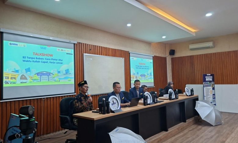 Suasana talkshow MPAI UMS di ruang amphitheater dengan pembicara memegang mik di meja depan dan slide presentasi bertuliskan "S2 Tanpa Beban".