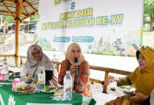 Anggota DPRD Jateng Krisseptiana berbicara menggunakan mikrofon dalam talkshow lingkungan menyambut Muktamar Nasyiatul Aisyiyah ke-XV di kawasan wisata Sendang Senjoyo, Kabupaten Semarang.