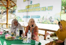Anggota DPRD Jateng Krisseptiana berbicara menggunakan mikrofon dalam talkshow lingkungan menyambut Muktamar Nasyiatul Aisyiyah ke-XV di kawasan wisata Sendang Senjoyo, Kabupaten Semarang.
