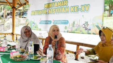 Anggota DPRD Jateng Krisseptiana berbicara menggunakan mikrofon dalam talkshow lingkungan menyambut Muktamar Nasyiatul Aisyiyah ke-XV di kawasan wisata Sendang Senjoyo, Kabupaten Semarang.
