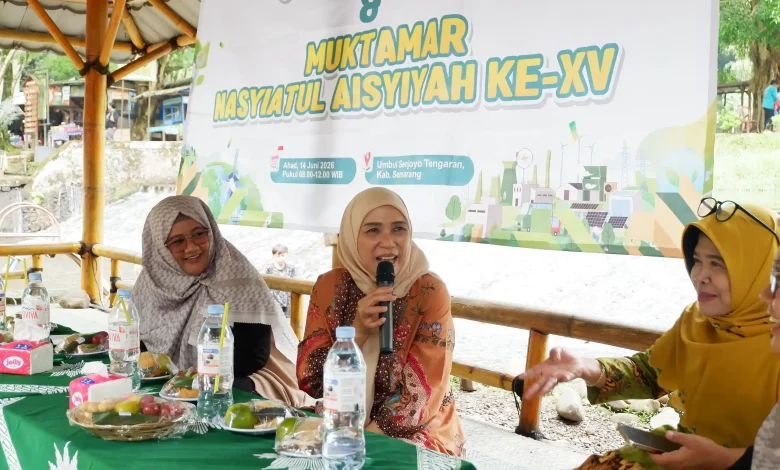 Anggota DPRD Jateng Krisseptiana berbicara menggunakan mikrofon dalam talkshow lingkungan menyambut Muktamar Nasyiatul Aisyiyah ke-XV di kawasan wisata Sendang Senjoyo, Kabupaten Semarang.