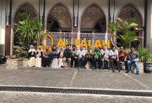Tim penggerak ekonomi syariah UMS bersama pengurus takmir berfoto bersama sambil mengacungkan jempol di depan plang nama Masjid Raya Al-Falah Sragen.
