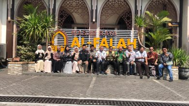 Tim penggerak ekonomi syariah UMS bersama pengurus takmir berfoto bersama sambil mengacungkan jempol di depan plang nama Masjid Raya Al-Falah Sragen.